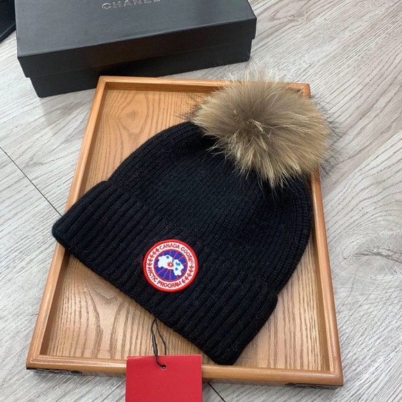 Canada Goose Black Knit Beanie with Fur Pom - Picture 4 of 4